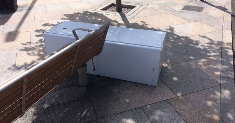Fly tippers dump fridge freezer in middle of Kirkcaldy High Street - www.dailyrecord.co.uk - Scotland