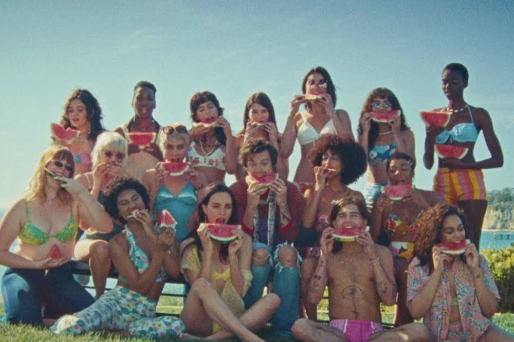 Harry Styles Debuts Sun-Drenched ‘Watermelon Sugar’ Music Video - etcanada.com - Malibu