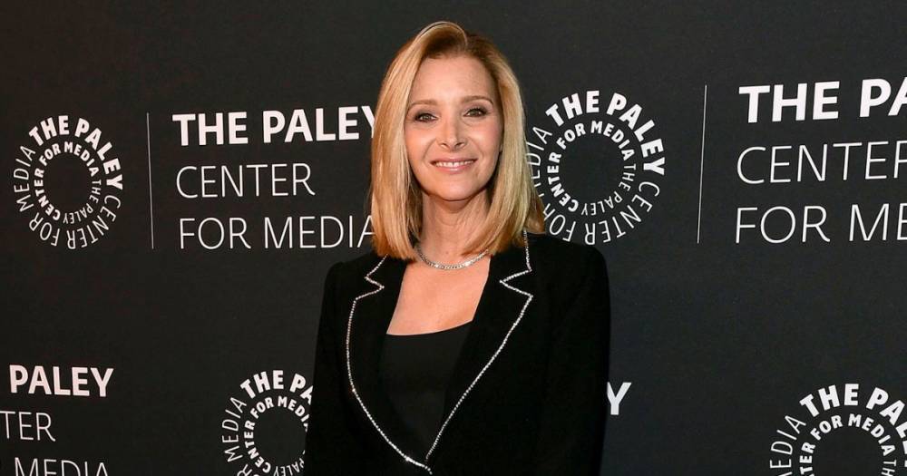 Lisa Kudrow Opens Up About Her Mother’s Hug-less Funeral Amid Coronavirus: ‘That Was the Hardest Decision’ - www.usmagazine.com