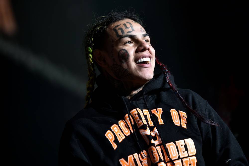 Tekashi 6ix9ine Gets In Feud With Ariana Grande And Justin Bieber After He Claims They Bought Their Spot On The Charts - etcanada.com