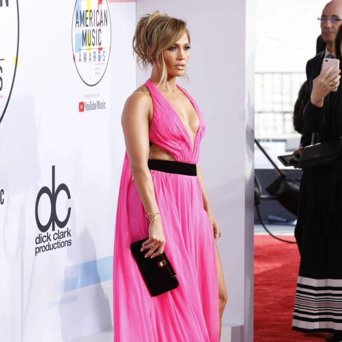 Red carpet gowns worn by Jennifer Lopez and Viola Davis up for auction - www.peoplemagazine.co.za - Los Angeles - county Stewart