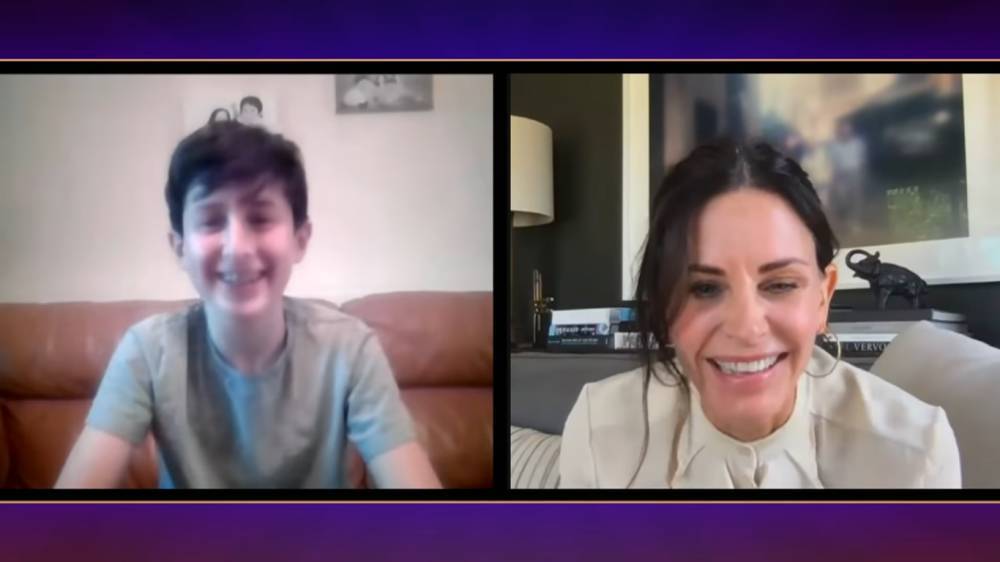Courteney Cox Surprises A 13-Year-Old Superfan After He Goes Viral With His ‘Friends’-Themed Virtual Bar Mitzvah - etcanada.com