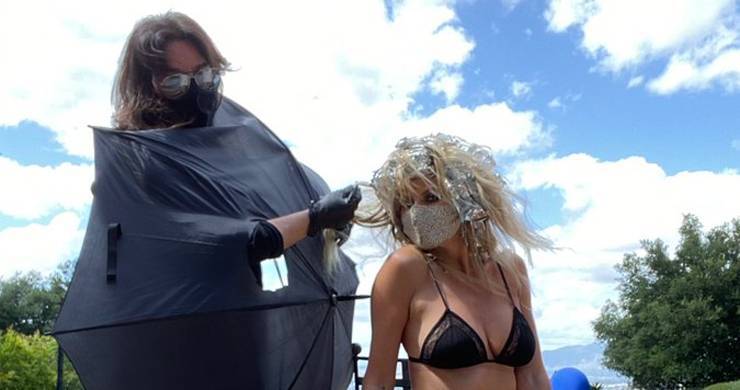 Heidi Klum Wears Bra & Fishnets While Getting Socially-Distanced Highlights - www.justjared.com