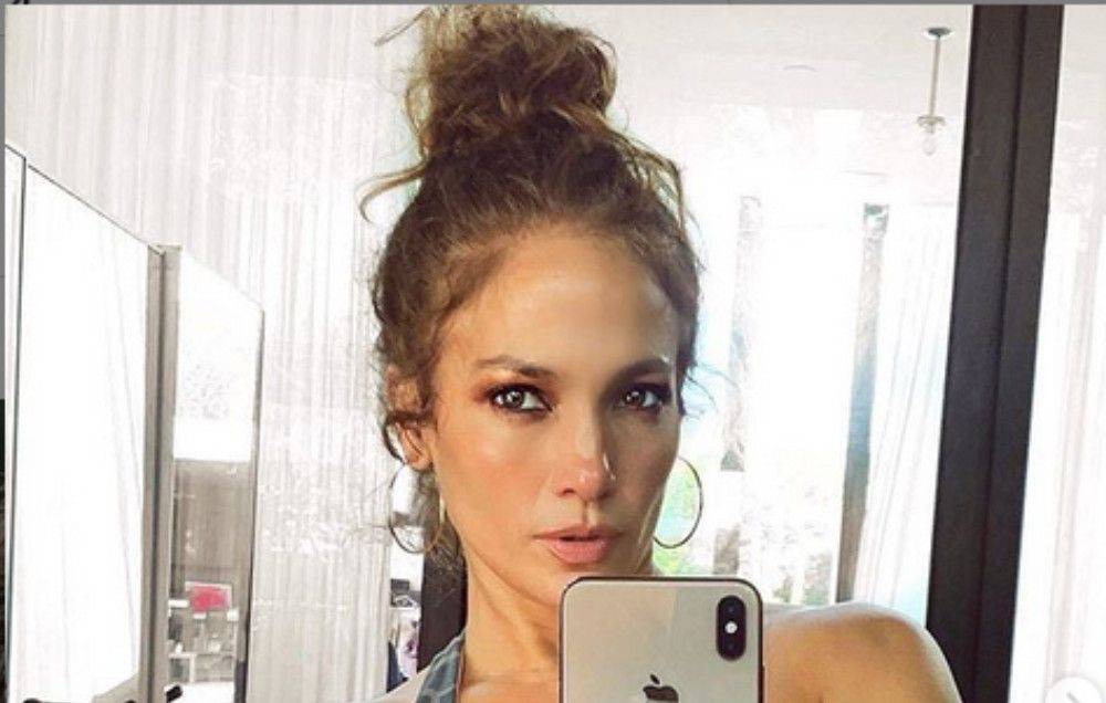 Fans Notice Something Strange About Jennifer Lopez’s Gym Selfie - etcanada.com