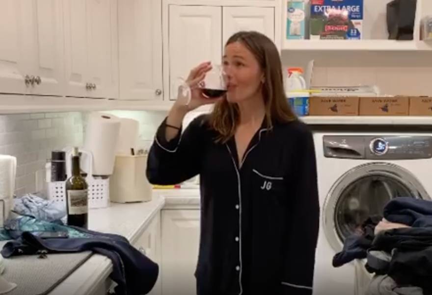 Jennifer Garner Drinks Wine, Dances Around Her Laundry Room In Homemade Music Video - etcanada.com
