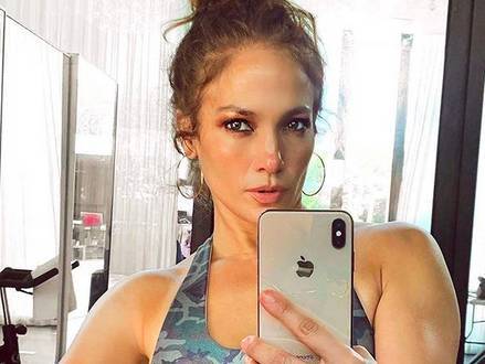 Case of mystery man in Jennifer Lopez's gym selfie finally solved - torontosun.com