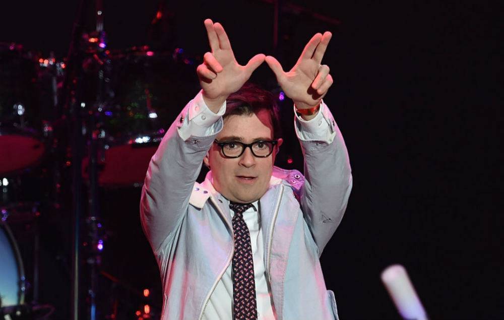 Watch Rivers Cuomo cover Green Day’s ‘Good Riddance (Time of Your Life)’ with his wife - www.nme.com