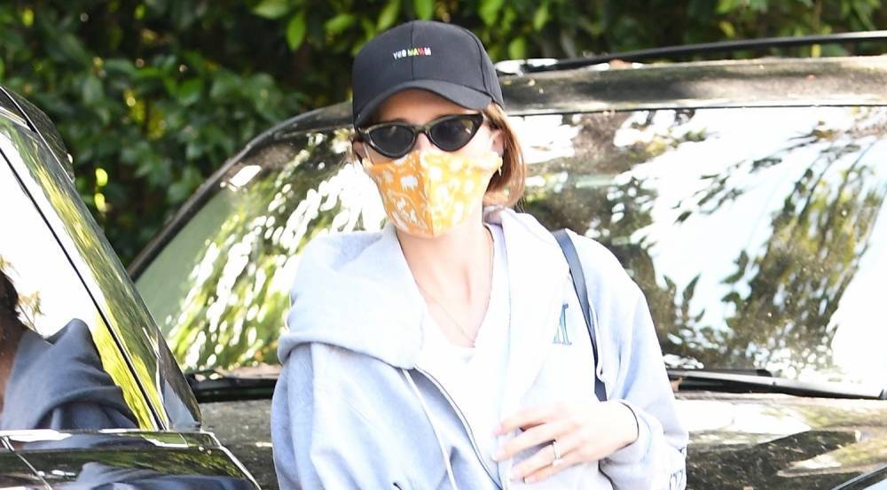 Katherine Schwarzenegger Covers Up Her Baby Bump While Stopping by Her Mom's House - www.justjared.com