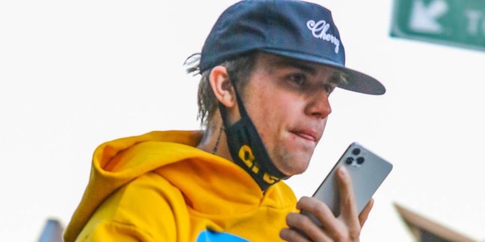 Justin Bieber Chats on the Phone During a Bike Ride Amid Quarantine - www.justjared.com - Beverly Hills