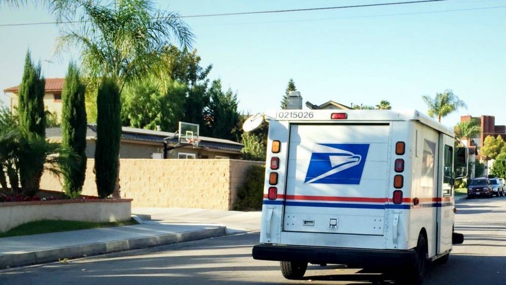 Postal Worker Leaves Handwritten Notes & Gift Cards for 2020 Graduates on His Mail Route - www.etonline.com - state New Hampshire