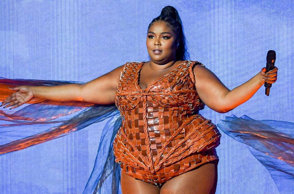 Lizzo Shares Steamy Poolside Bathing Suit & Mask Photos: 'Welcome to Summer 2020' - www.billboard.com