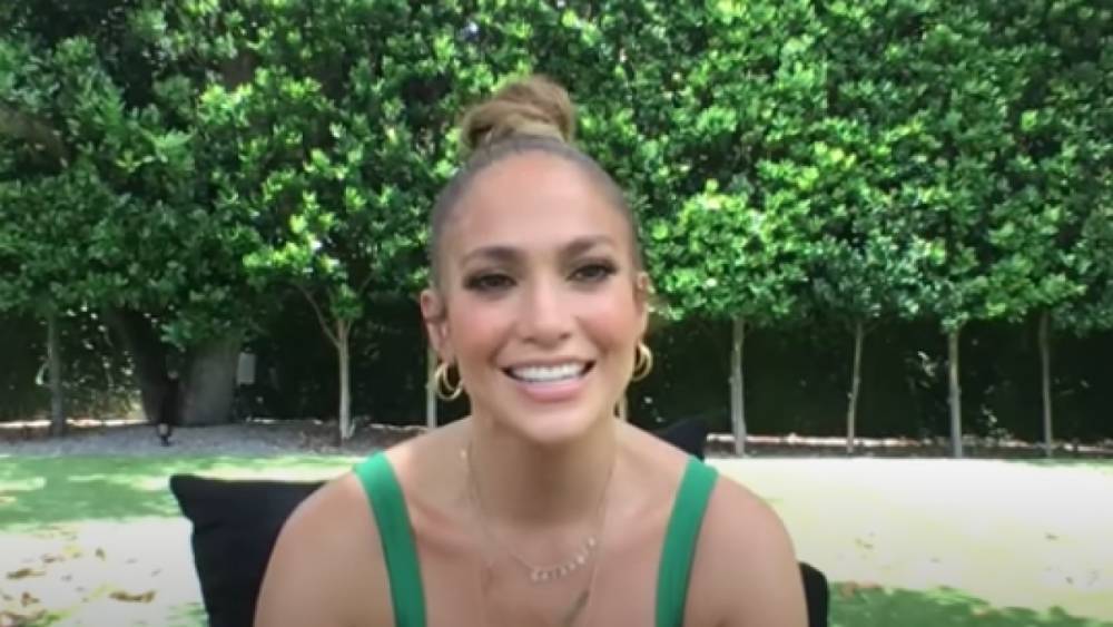 Jennifer Lopez Explains Who The Mysterious Man In Her Viral Gym Selfie Really Is - etcanada.com