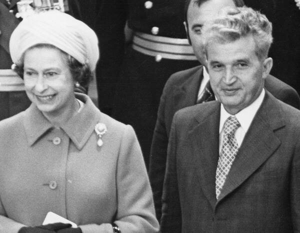 Queen Elizabeth II Once Hid in a Bush to Avoid Talking to a Buckingham Palace Guest - www.eonline.com - Romania