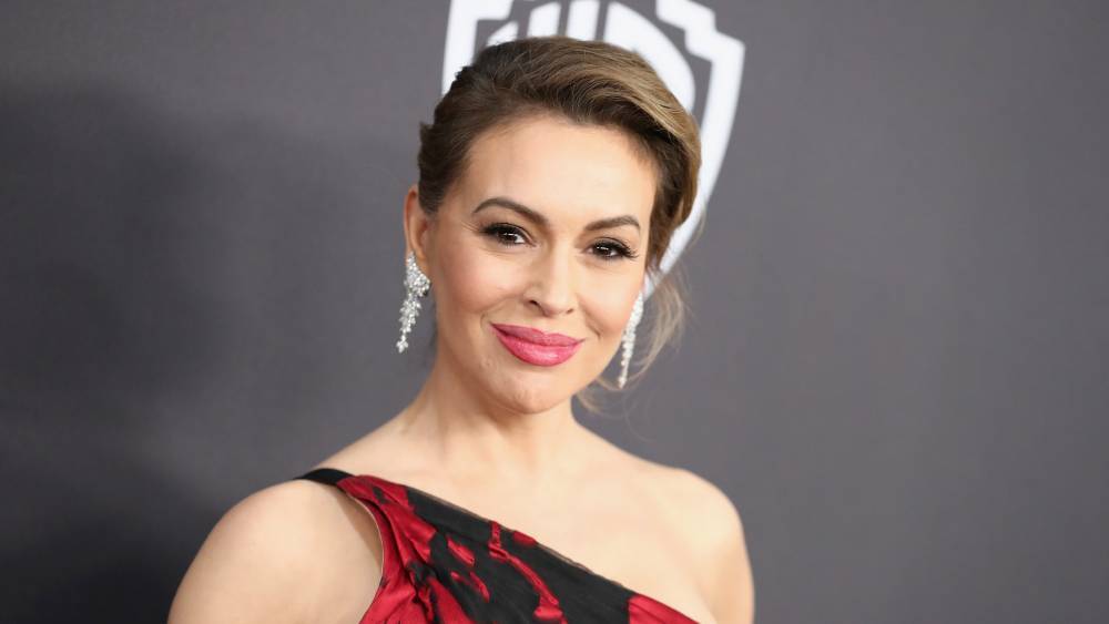 Alyssa Milano roasted on Twitter after posting crocheted face mask: 'Masks keep people safe and healthy' - www.foxnews.com