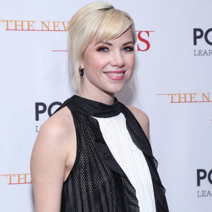 Carly Rae Jepsen’s lockdown cookery lessons disrupted by fridge fire - www.peoplemagazine.co.za - Los Angeles