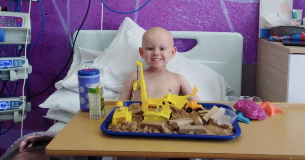 Dad spends 28 days isolation in cramped hospital room to be with son for life-saving chemotherapy - www.dailyrecord.co.uk