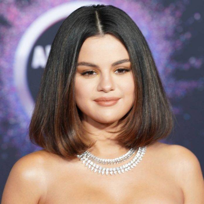 Selena Gomez sends inspiring message for graduating students from immigrant families - www.peoplemagazine.co.za