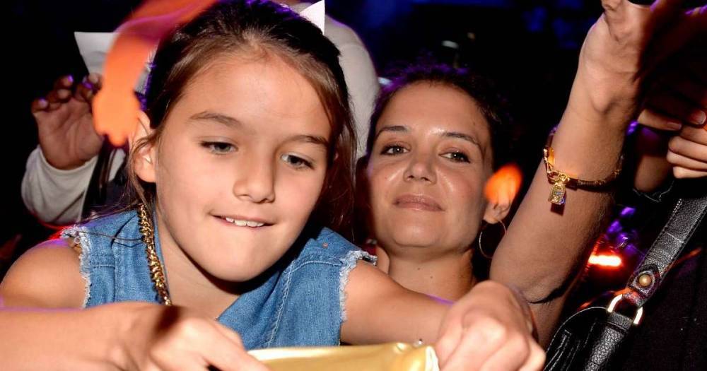 Katie Holmes shares rare lockdown photo as she hangs out with daughter Suri - www.msn.com
