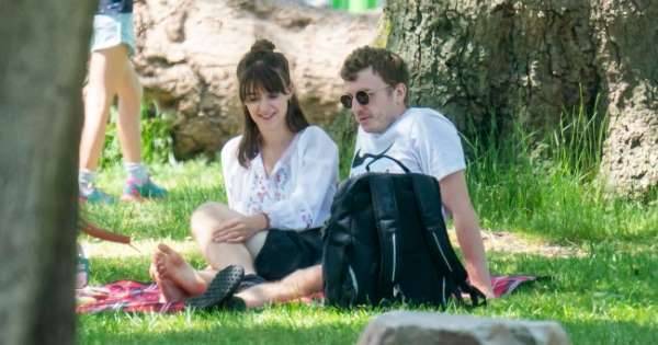 Daisy Edgar-Jones spotted kissing boyfriend Tom Varey as they enjoy romantic picnic - www.msn.com