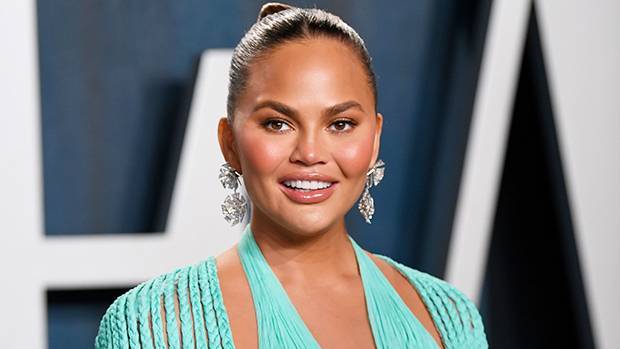 Chrissy Teigen Claps Back After Troll Accuses Her Of Having ‘Balding Hair’: ‘People Just Suck’ - hollywoodlife.com