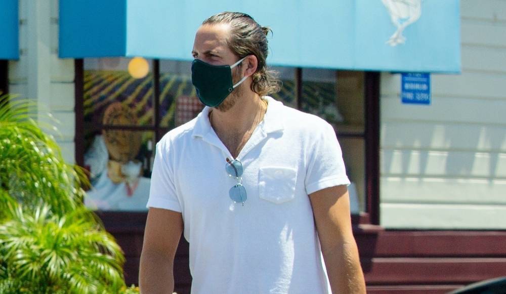 Margot Robbie's Husband Tom Ackerley Shops at the Farmer's Market with a Friend - www.justjared.com - Los Angeles