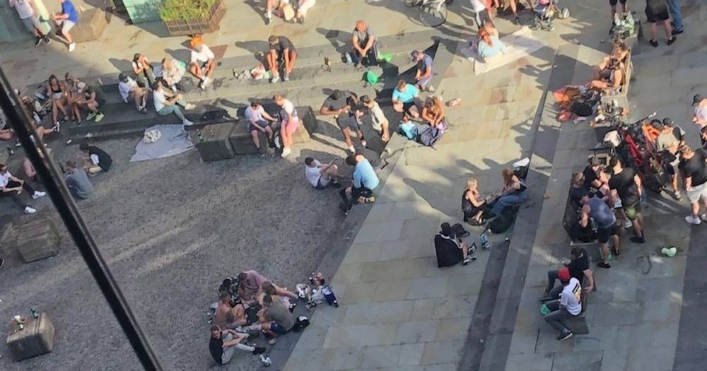 Anger as Ancoats Bank Holiday crowds leave piles of litter after 'ignoring social distancing' - www.manchestereveningnews.co.uk