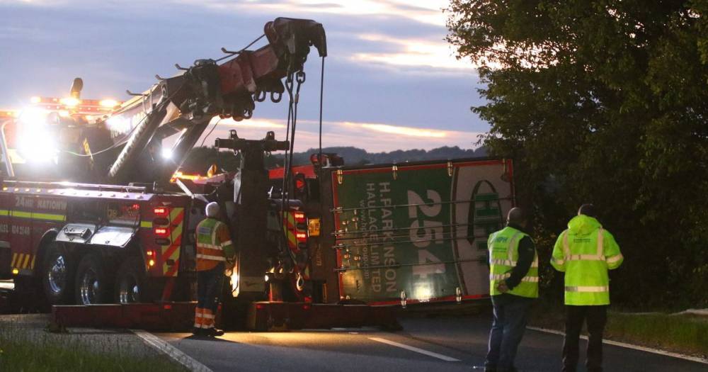 Overturned lorry closes M61 slip road over night following a crash - www.manchestereveningnews.co.uk