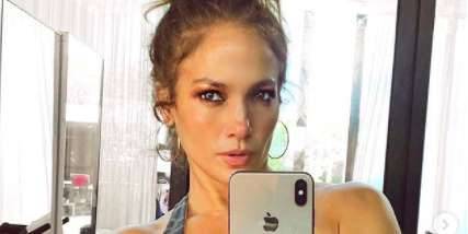 Jennifer Lopez Has Explained Why There Was A Man In The Background Of Her Abs Selfie - www.msn.com