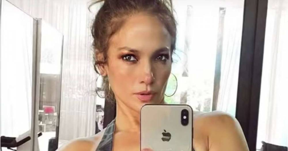 Jennifer Lopez Explains That Creepy Face Spotted Behind Her In Viral Gym Selfie - www.msn.com