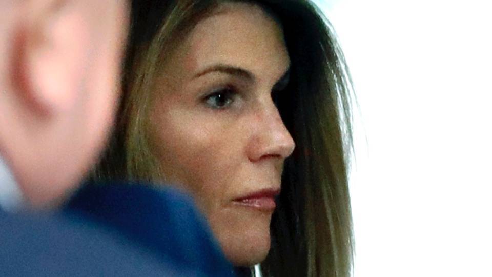 Lori Loughlin Wants to Serve Her Prison Sentence at a Different Time Than Her Husband - stylecaster.com