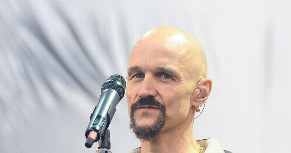 James singer Tim Booth reveals heartbreaking goodbye to father-in-law who died from COVID-19 - www.manchestereveningnews.co.uk - Britain - Los Angeles