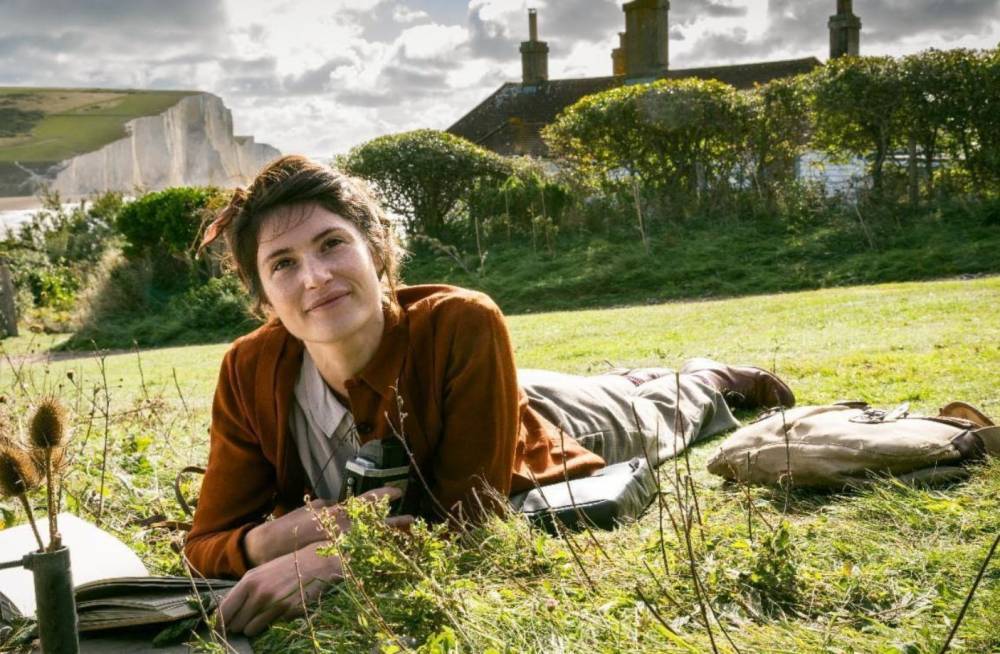 ‘Summerland’ Trailer: Gemma Arterton Opens Her Home And Heart To A Boy Escaping The Horrors Of War - theplaylist.net