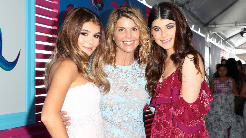 Lori Loughlin’s Daughters Were the Ones Who Told Her to Plead Guilty to the College Admissions Scandal - stylecaster.com