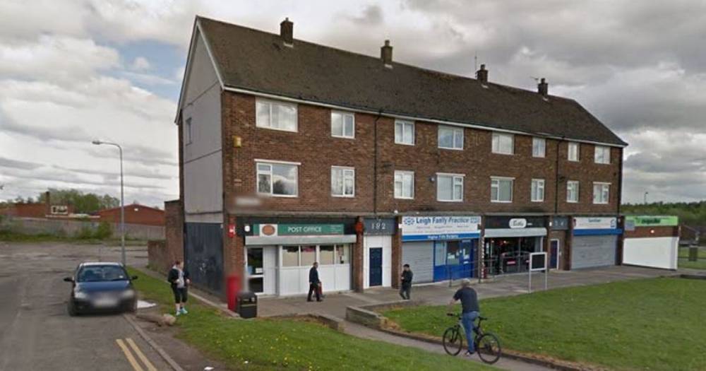 Machete-wielding robbers attack shop keeper after storming post office - www.manchestereveningnews.co.uk - Manchester - city Richmond