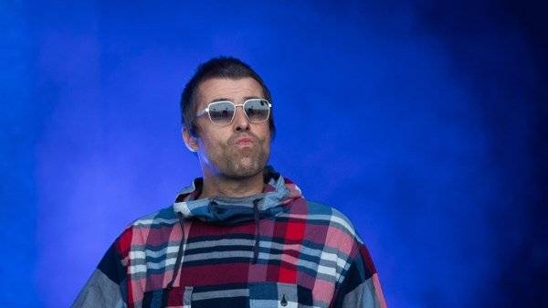 Liam Gallagher and Mark Owen lead Manchester doorstep singalong - www.breakingnews.ie - Manchester - city Sande
