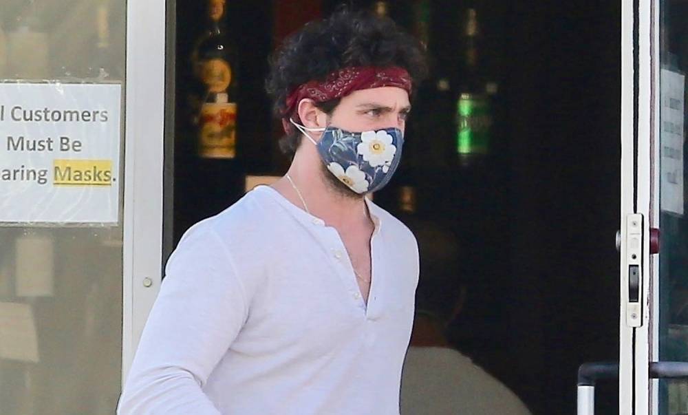 Aaron Taylor-Johnson Picks Up Ice & Beer at Local Store - www.justjared.com - Los Angeles