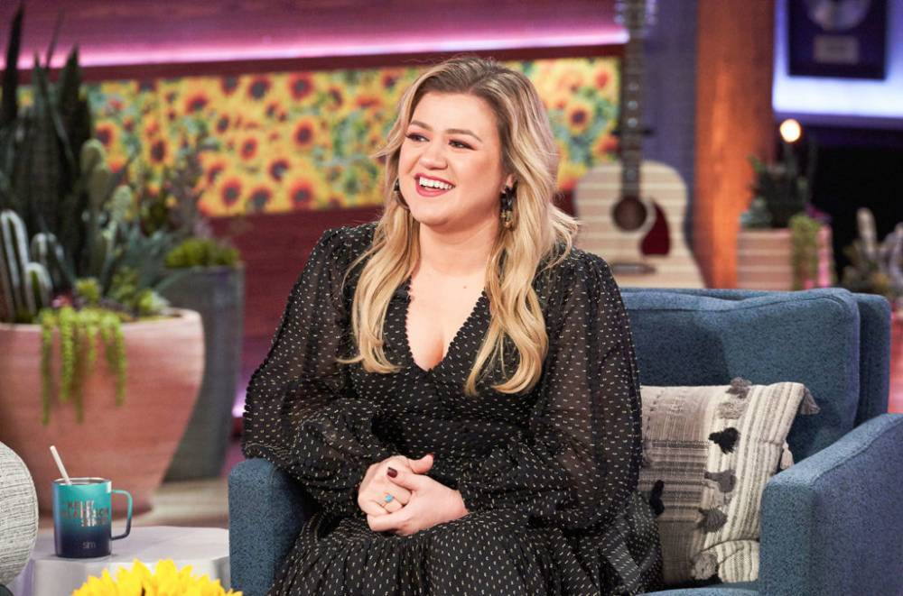 Kelly Clarkson's Patience Is 'Being Tested' Amid Quarantine Life, News of Murder Hornets - www.billboard.com
