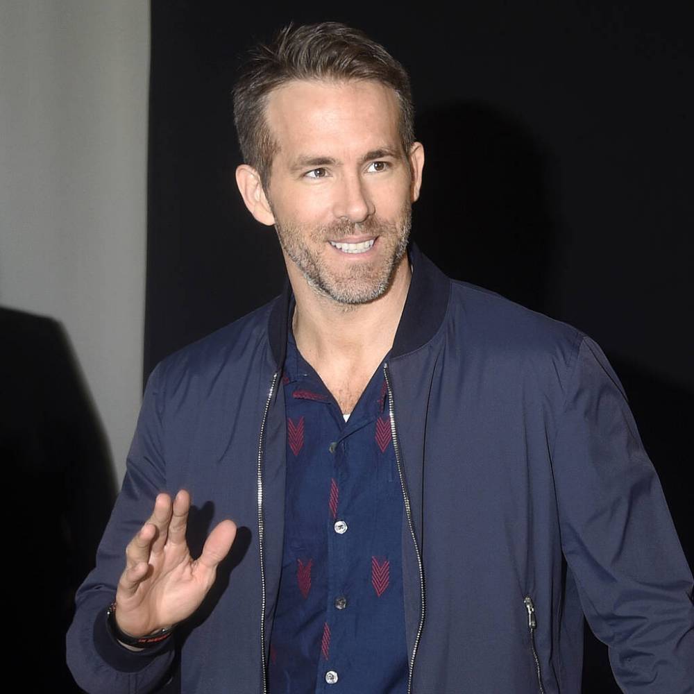Ryan Reynolds gifts seniors at old high school free pizza in commencement speech - www.peoplemagazine.co.za - Canada
