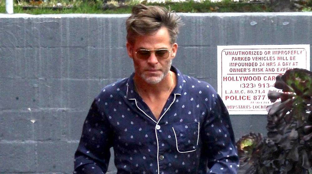Chris Pine Shows Off His Cool Style While Running an Errand - www.justjared.com - Los Angeles