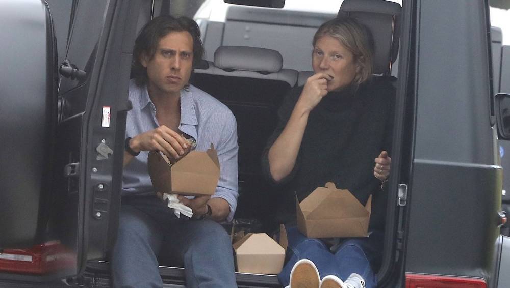 Gwyneth Paltrow & Brad Falchuk Eat a Meal While Sitting in Their Trunk - www.justjared.com - Santa Monica