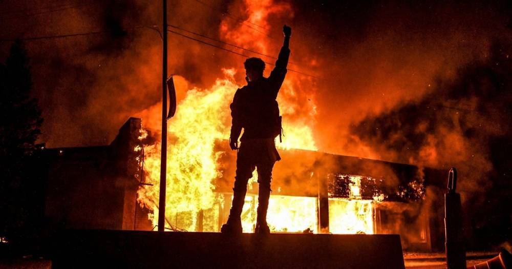 Violent protests over death of George Floyd leave US cities in flames as demonstrators clash with police - www.dailyrecord.co.uk - Minnesota - USA - Minneapolis
