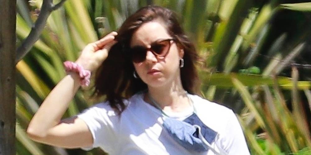 Aubrey Plaza Heads Out to Walk Her Dogs in Sunny LA After Raising Money With 'Parks & Recreation' Reunion Special - www.justjared.com