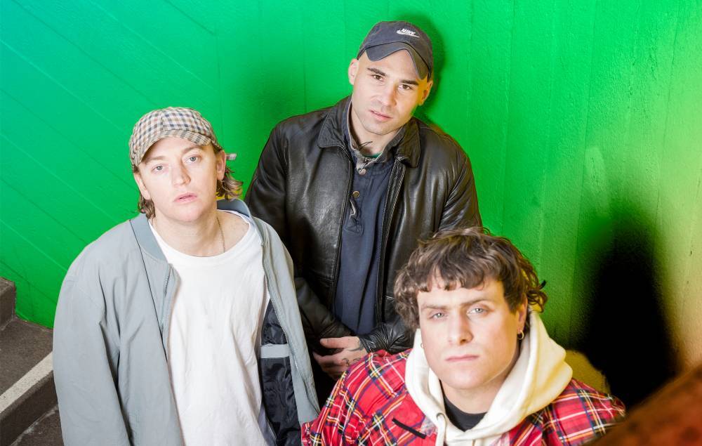 Watch DMA’S perform stripped-back version of ‘The Glow’ - www.nme.com