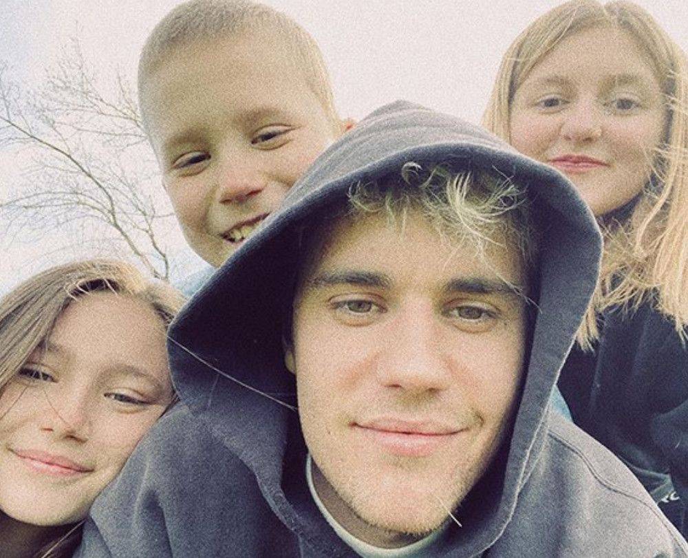 Justin Bieber Belts Out ‘One Less Lonely Girl’ With His Siblings As He Enjoys Family Time During Quarantine - etcanada.com - Canada - county Ontario