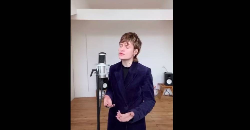 Watch Christine and the Queens cover Neil Young’s “Heart of Gold” - www.thefader.com - France