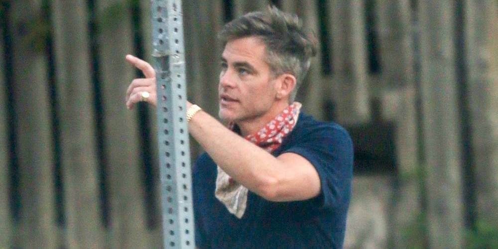 Chris Pine & Annabelle Wallis Take Evening Walk With Their Dogs - www.justjared.com - Los Angeles - county Pine