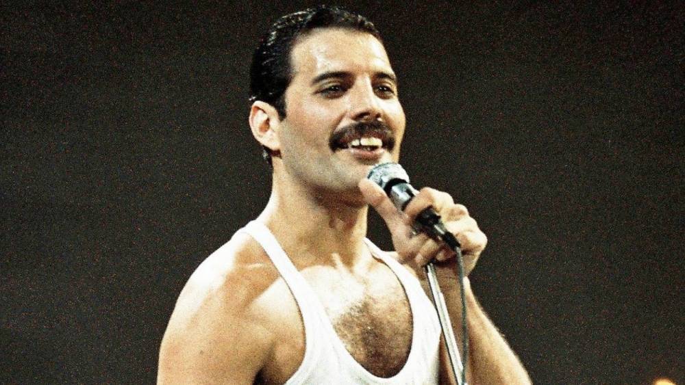 This Freddie Mercury Impersonator Dancing to 'I Want to Break Free' From His Balcony Will Make Your Day - www.etonline.com - Spain