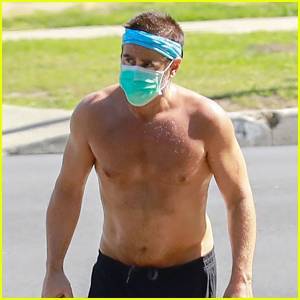 Colin Farrell Goes Shirtless for a Masked Run, Puts Hot Body on Display! - www.justjared.com