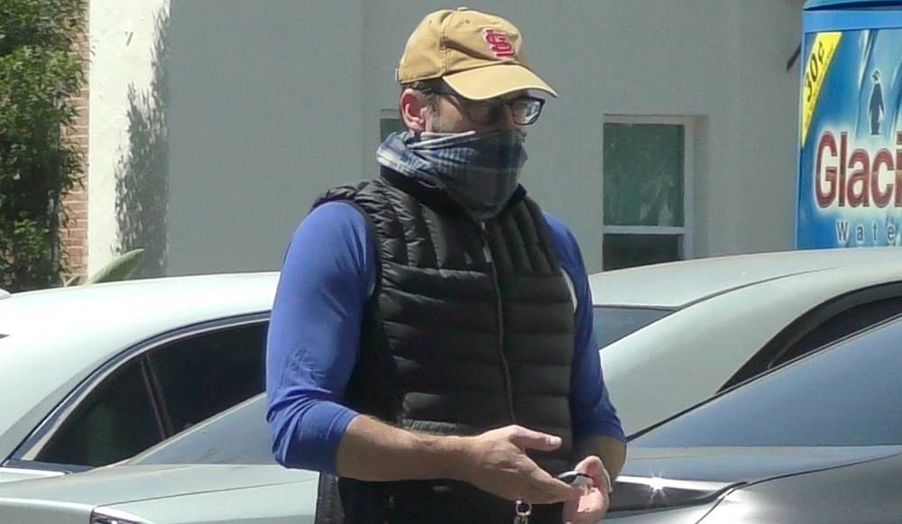 Jon Hamm Was Practically Incognito While Grocery Shopping - www.justjared.com