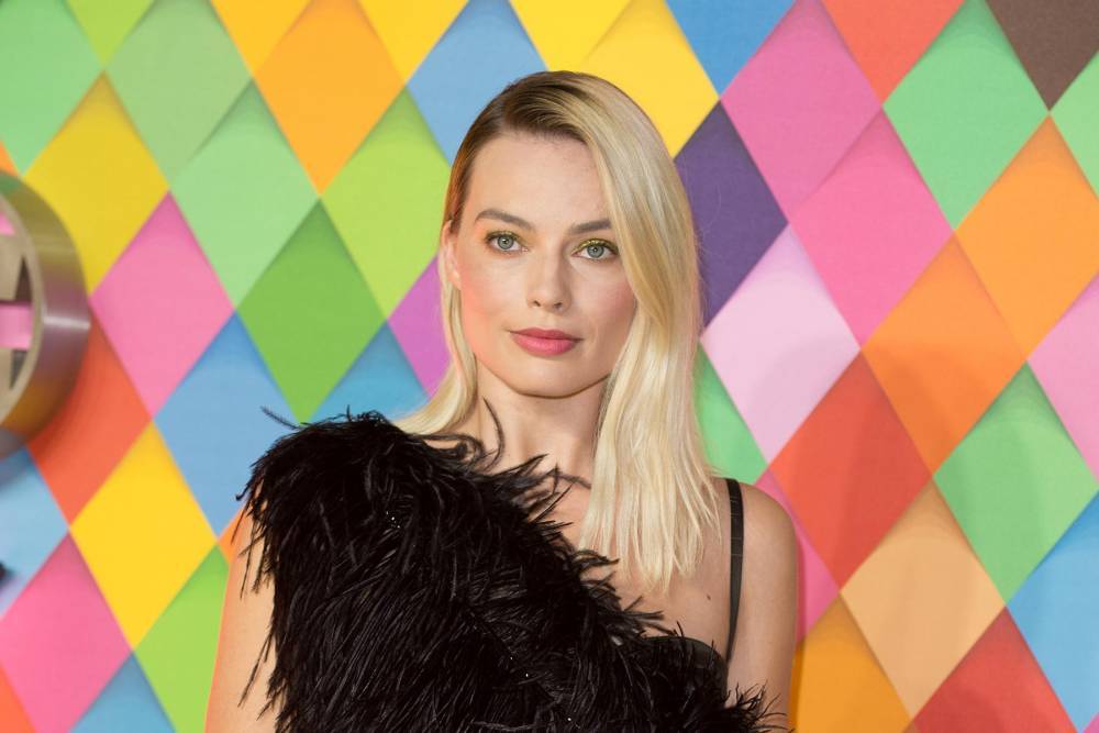 Margot Robbie offers up tips to avoid anxiety during lockdown - www.hollywood.com - Australia